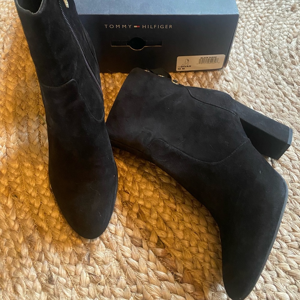 Tommy Hilfiger Black Suede back lace-up Ankle booties size 10